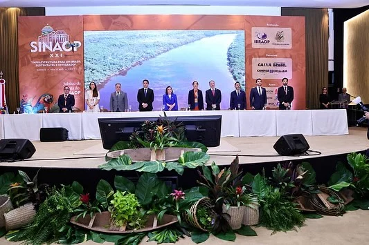 Conaci realiza parceria para capacitação de auditoria socioambiental, durante abertura do Sinaop

O presidente do Conaci, Edmar Camata, marcou presença na solenidade de abertura do XXI Simpósio Nacional de Auditoria de Obras Públicas (Sinaop), promovida na última segunda-feira, 18 de agosto, em Manaus, no Tribunal de Contas do Estado do Amazonas (TCE-AM). 

Durante o evento, Conaci, Instituto Brasileiro de Auditoria de Obras Públicas (Ibraop) e Transparência Internacional Brasil (TI-BR) realizaram a parceria institucional voltada à capacitação em auditoria de riscos e impactos socioambientais em projetos de infraestrutura, fortalecendo o diálogo entre as instituições.

Saiba mais em nosso site: conaci.org.br

#controleinterno #parceriainstitucional #integridade #auditoria #socioambiental